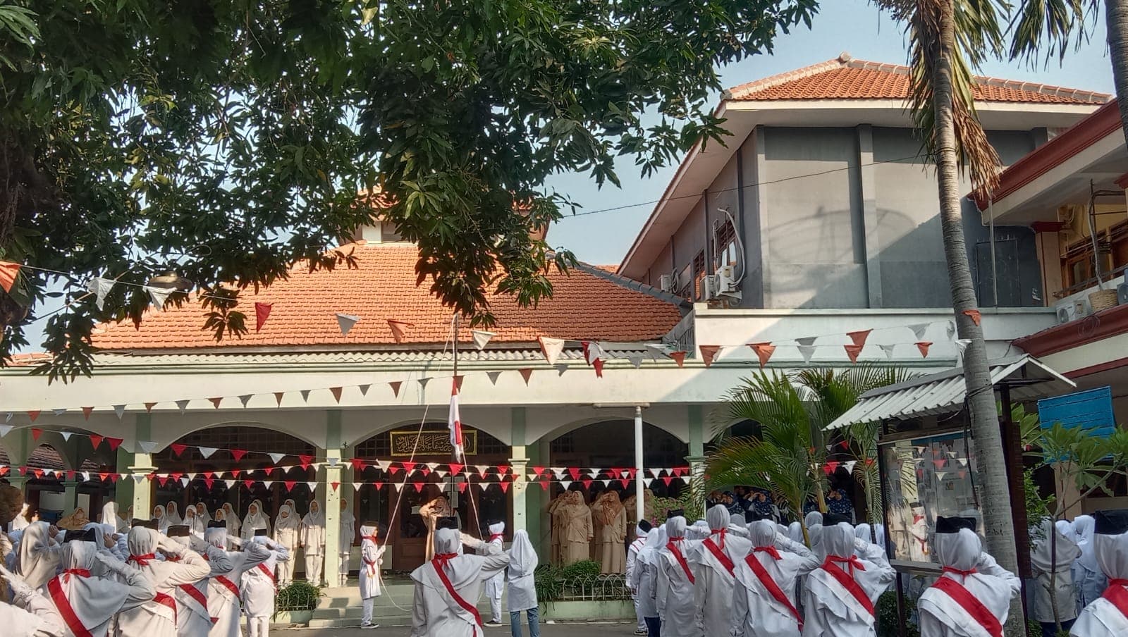Semarak Kemerdekaan: Pondok Pesantren Al Ma’hadul Islami Gelar Upacara HUT ke-81 RI