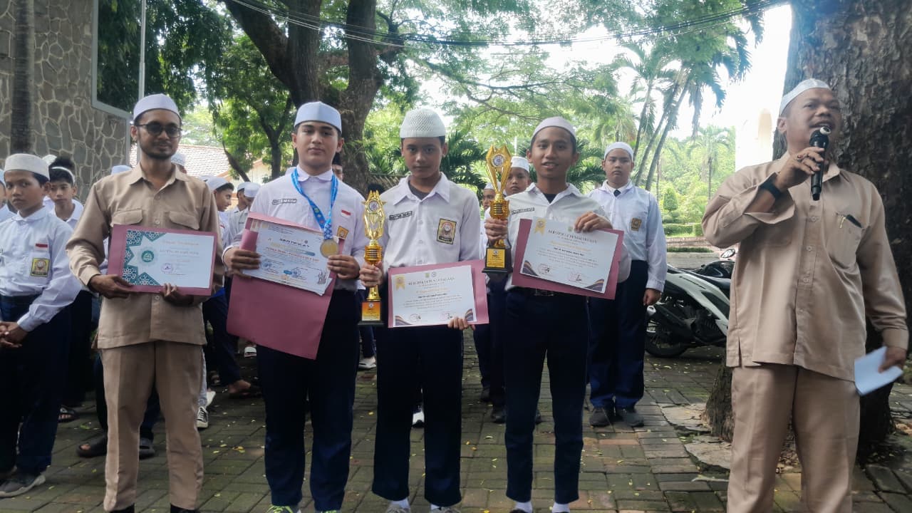Semarak Hari Guru di Al Ma’hadul Islami: Apresiasi untuk Para Pendidik dan Siswa Berprestasi
